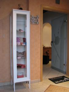 Zimmer mit einem Schrank und einem Regal mit Handtüchern in der Unterkunft Ferienwohnung Arnold in Koblenz + 38 Fotos