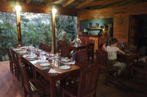 Reštaurácia alebo iné gastronomické zariadenie v ubytovaní Mombacho Lodge