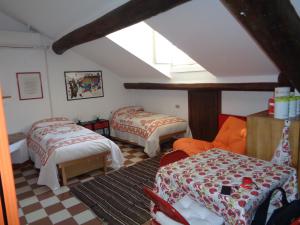 ミラノにあるオローナ プレイス 2の屋根裏部屋(ベッド2台、テーブル付)