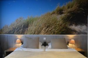 Rúm í herbergi á SEA YOU Hotel Noordwijk