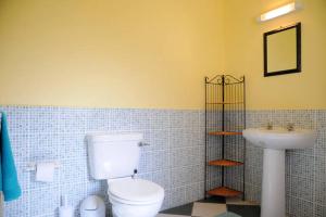 O baie la Griffins Holiday Cottage +10 fotografii