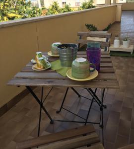 A casa di Nonna Maria في مارسالا: طاولة خشبية عليها صحون وصحون