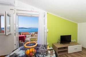 TV a/nebo společenská místnost v ubytování Apartmani Island