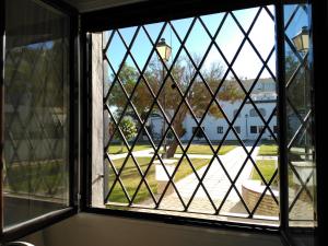 una ventana abierta con vistas a un patio en Apartamento Yerbabuena, en Sanlúcar de Barrameda