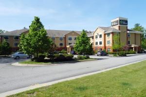 een groot appartementencomplex met auto's geparkeerd op een parkeerplaats bij Extended Stay America Suites - Portland - Scarborough in Scarborough