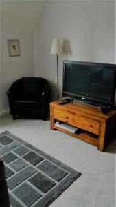 A television and/or entertainment center at Trough Ivy House B&B 