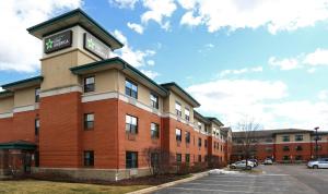 un edificio de ladrillo rojo con una torre de reloj. en Extended Stay America Suites - Chicago - Vernon Hills - Lake Forest, en Vernon Hills