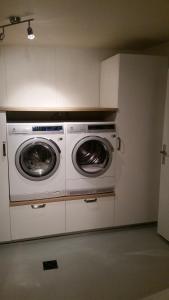 フルージルにあるAudsholt 2の白い洗濯乾燥機