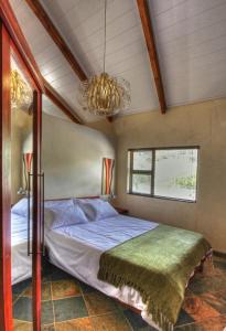 um quarto com uma cama e um lustre em Hartmann Suites Serviced Self-Catering Apartments em Windhoek