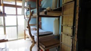 Palanda nebo palandy na pokoji v ubytování Dulan Groundnut Backpacker Hostel