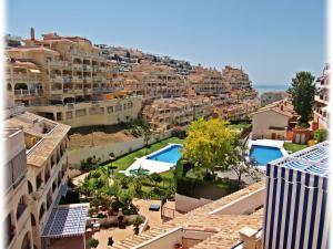 una vista aérea de una ciudad con 2 piscinas en Apartamento Benalmadena Costa, en Benalmádena