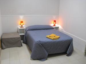 Tempat tidur dalam kamar di Santos B&B