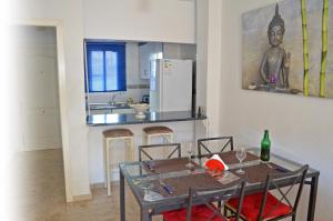 a dining room with a table and a kitchen at Apartamento Benalmadena Costa in Benalmádena
