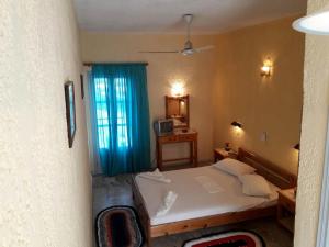 Ένα ή περισσότερα κρεβάτια σε δωμάτιο στο Ξενοδοχείο Καμάρι