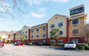 een hotel met auto's geparkeerd op een parkeerplaats bij Extended Stay America Suites - Wilmington - New Centre Drive in Wilmington