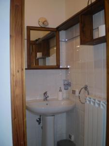 La salle de bains est pourvue d'un lavabo et d'un miroir. dans l'établissement Mulino Della Ricavata, à Urbania