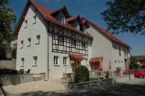 un gran edificio blanco con techo rojo en Ferienhaus am Brunnen, en Tiefenpölz