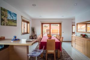 eine Küche und ein Esszimmer mit einem Tisch und Stühlen in der Unterkunft Quinta de Remoães in Melgaço