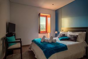 una camera da letto con un letto con due peluche sopra di Quinta de Remoães a Melgaço