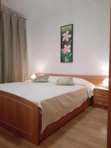 1 cama grande en un dormitorio con en Guesthouse Villa Marija, en Cres