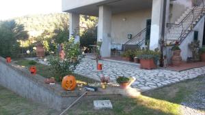 a garden with a pumpkin and potted plants in front of a house at Casa di Giulia (Bambini gratis fino a 6 anni) in Santa Luce +114 photos