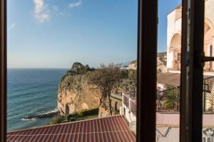 een raam met uitzicht op de oceaan bij Blue Oasis in Piano di Sorrento