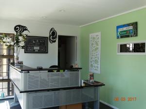TV a/nebo společenská místnost v ubytování Ambassador Motel