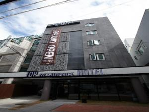 Un edificio con un cartel de hotel. en Top Hotel & Residence, en Seúl
