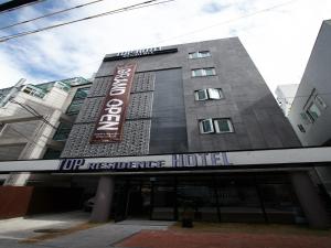 un edificio con un cartel de hotel en Top Hotel & Residence, en Seúl