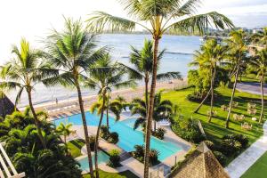una vista aérea de un complejo con palmeras y el océano en Chateau Royal Beach Resort & Spa, Noumea, en Noumea
