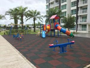 plac zabaw ze zjeżdżalnią i sprzętem do zabawy w parku w obiekcie Sandakan Spacious and Comfortable Pool View Condo w mieście Sandakan