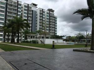 Photo de la galerie de l'établissement Sandakan Spacious and Comfortable Pool View Condo, à Sandakan