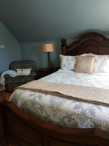 A bed or beds in a room at Quartermain House Bed & Breakfast