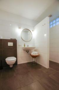 
A bathroom at Apartment Havenstraat
