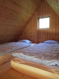 Säng eller sängar i ett rum på Alva Stugby