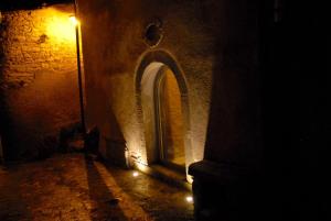 einen Torbogen in einem Gebäude in der Nacht mit Lichtern in der Unterkunft Kaaba - Aragon home holiday in Montalbano Elicona