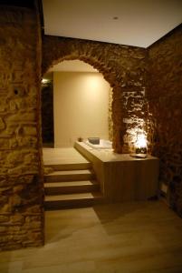 ein Badezimmer mit einem Waschbecken in einer Steinmauer in der Unterkunft Kaaba - Aragon home holiday in Montalbano Elicona