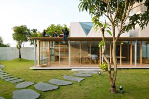 une maison avec des personnes assises sur le toit dans l'établissement Mao House, à Anping