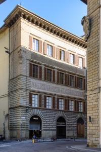 フィレンツェにあるRondinelliのアーチ道のある大きなレンガ造りの建物