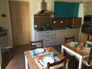 cocina con mesa de madera con sillas y comedor en Guest House Il Naif, en Florencia