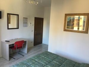 1 dormitorio con escritorio y 1 cama con silla roja en Guest House Il Naif, en Florencia