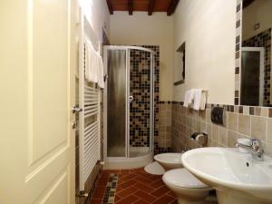 La salle de bains est pourvue de 2 toilettes, d'un lavabo et d'une douche. dans l'établissement Il Poggiolo Delle Rose Bed&Breakfast, à Tavarnuzze