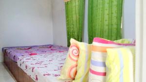 Postel nebo postele na pokoji v ubytování Pari Solata Seaview Homestay Syariah