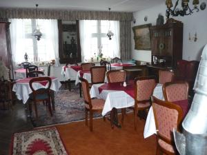 ein Esszimmer mit Tischen, Stühlen und Fenstern in der Unterkunft Hotel an der Fähre in Sankt Goar