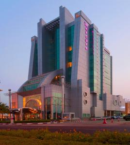 Mercure Corniche Al Khobar في الخبر: مبنى عليه لافته