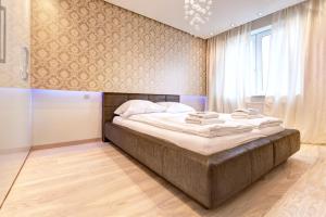 Un dormitorio con una cama grande y una ventana en Apartment Royal, en Białystok