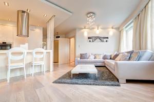 salon z kanapą i stołem w obiekcie Apartment Royal w mieście Białystok