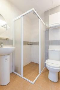 クアラルンプールにあるScott Hotel KL Sentralのバスルーム(シャワー、トイレ、洗面台付)