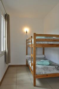 a bedroom with two bunk beds in a room at Macchie e Fiori in Pianottoli-Caldarello