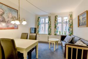 un soggiorno con tavolo e divano di Viborg City Rooms a Viborg